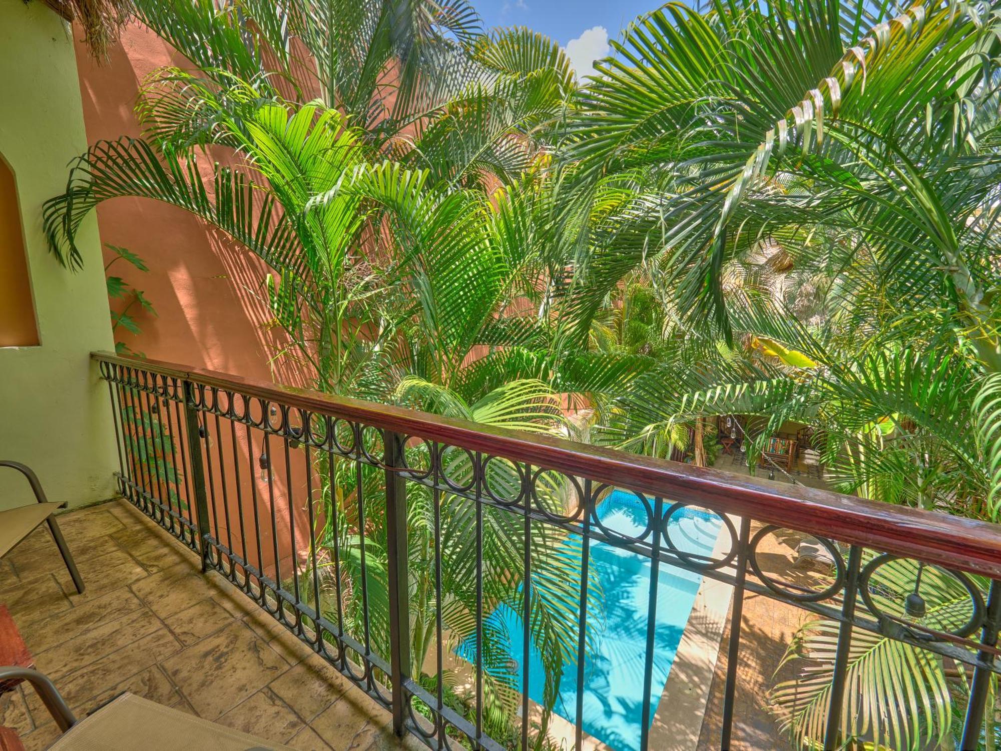 Zimmer mit Queensize-Bett und Balkon