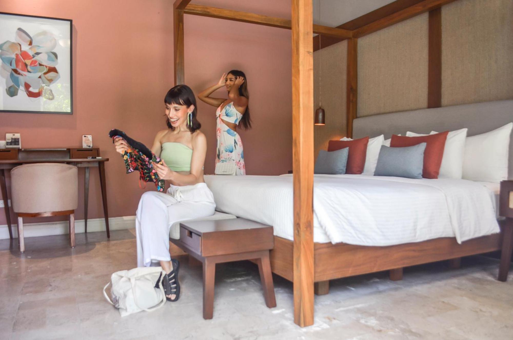 Chambre Lit Queen-Size - Vue sur Piscine
